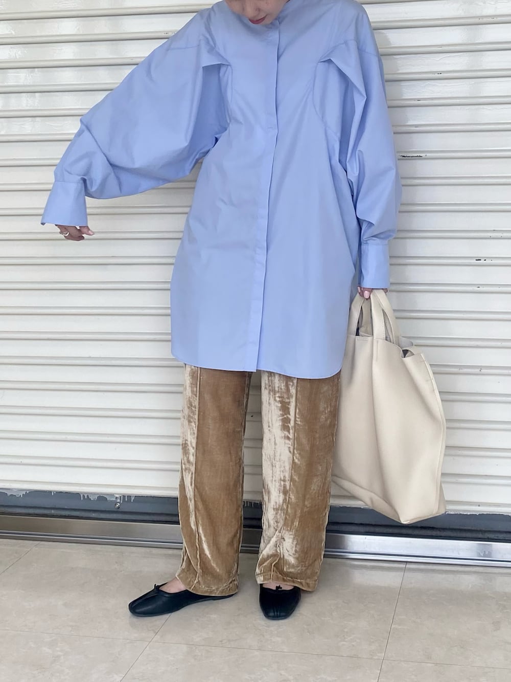 パープル系のワンピース、ベージュ系のその他パンツ、ブラック系のバレエシューズを着用したレディースの夏コーディネートの2枚目の写真