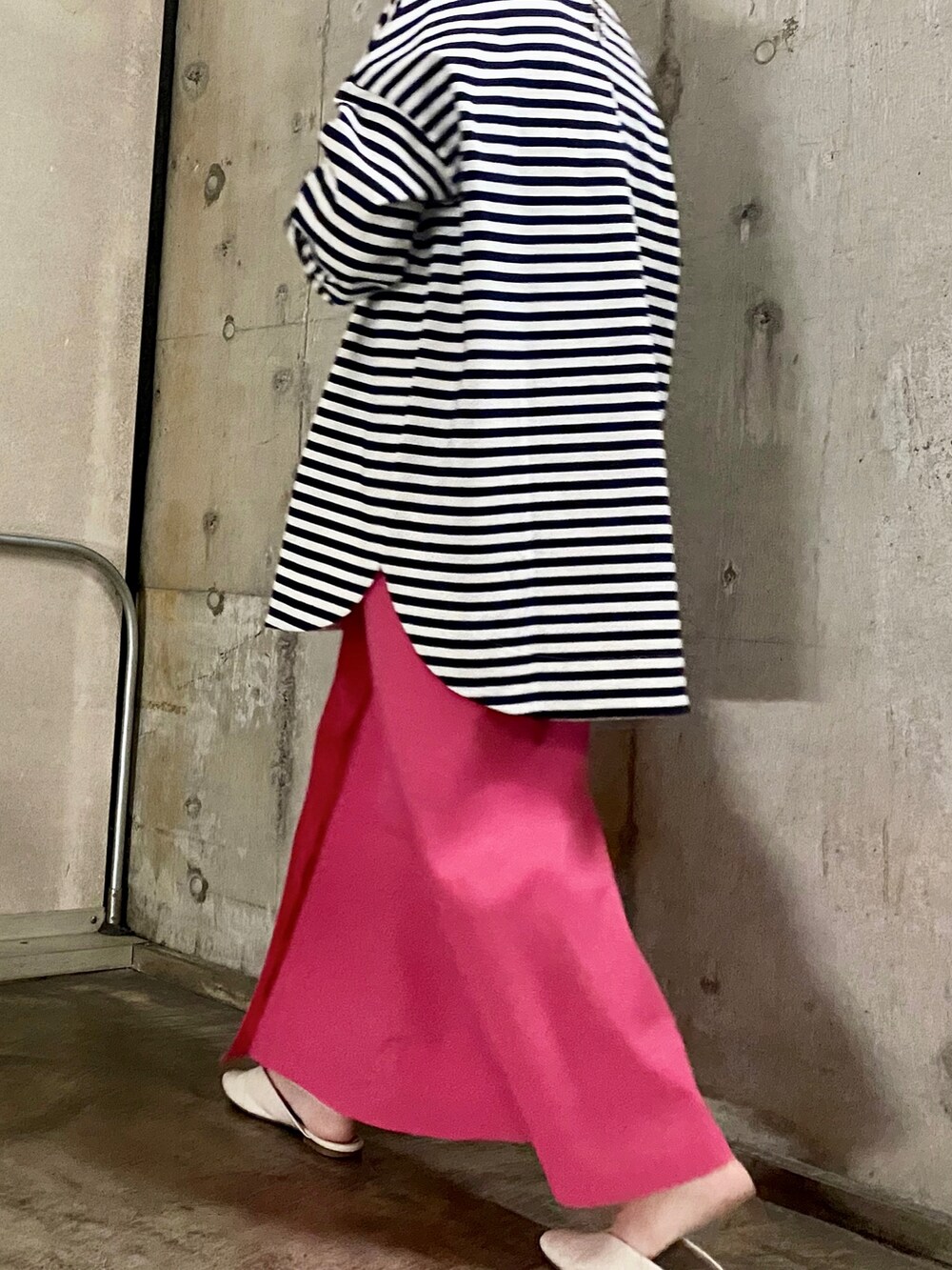 ブルー系のTシャツ/カットソー、ピンク系のスカートを着用したレディースの春コーディネートの2枚目の写真