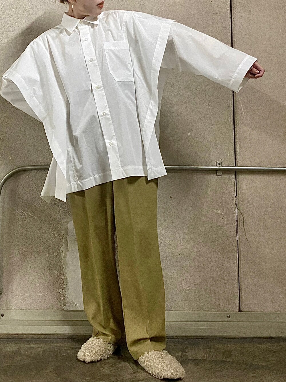 ホワイト系のシャツ/ブラウス、イエロー系のその他パンツ、ベージュ系のサンダルを着用したレディースの冬コーディネートの2枚目の写真