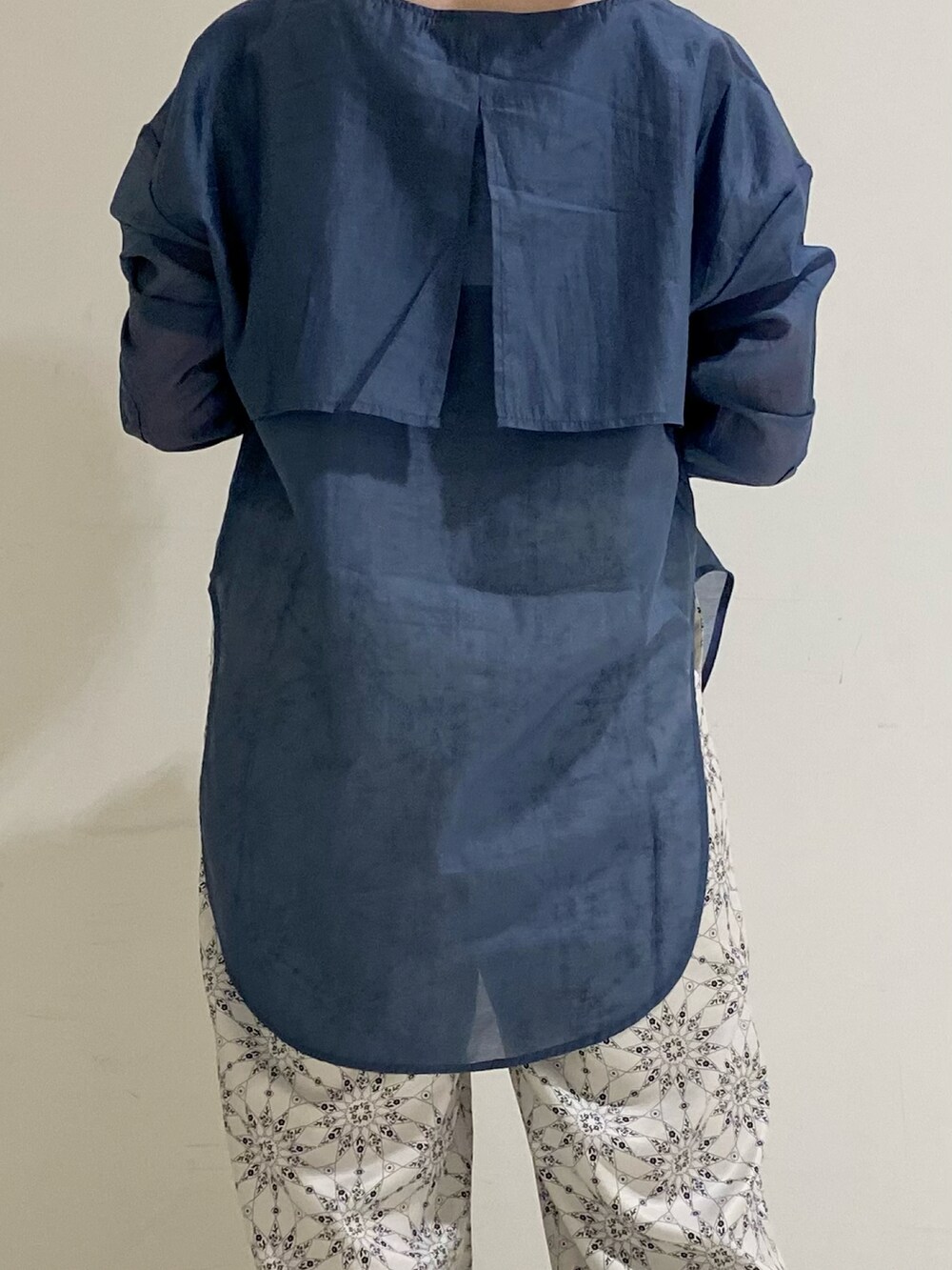 ブルー系のシャツ/ブラウス、ベージュ系のその他パンツを着用したレディースの春コーディネートの2枚目の写真