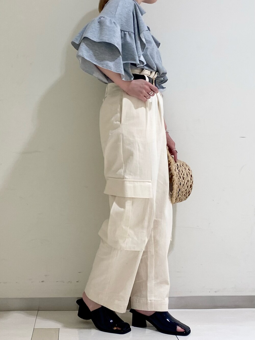 グレー系のTシャツ/カットソー、ホワイト系のその他パンツ、ブルー系のサンダルを着用したレディースの春コーディネートの2枚目の写真