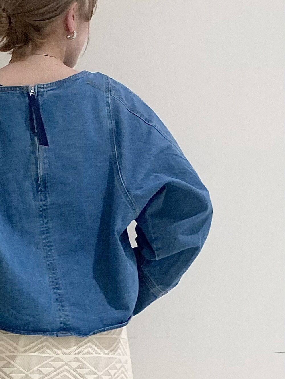 ブルー系のシャツ/ブラウス、ホワイト系のスカートを着用したレディースの春コーディネートの3枚目の写真