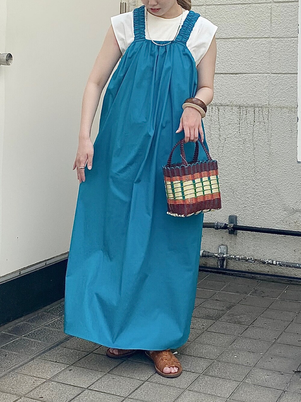 ブルー系のワンピース、ホワイト系のTシャツ/カットソーを着用したレディースの春コーディネートの2枚目の写真