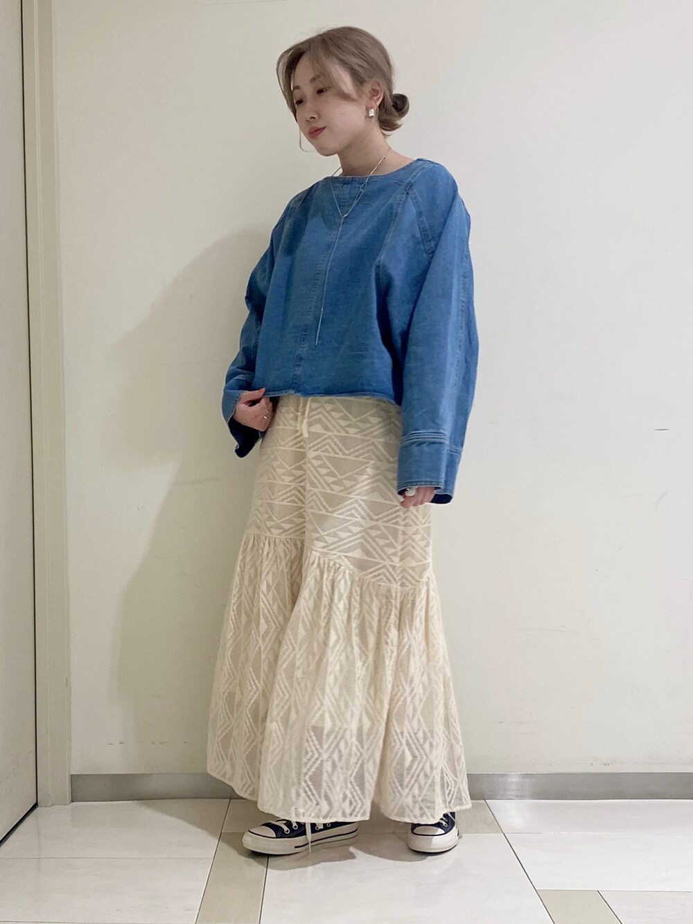 ブルー系のシャツ/ブラウス、ホワイト系のスカートを着用したレディースの春コーディネートの2枚目の写真