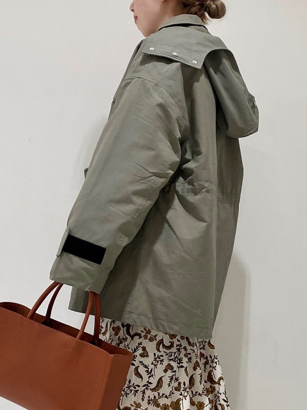 グリーン系のその他アウター、イエロー系のハンドバッグ、イエロー系のその他を着用したレディースの春コーディネートの2枚目の写真