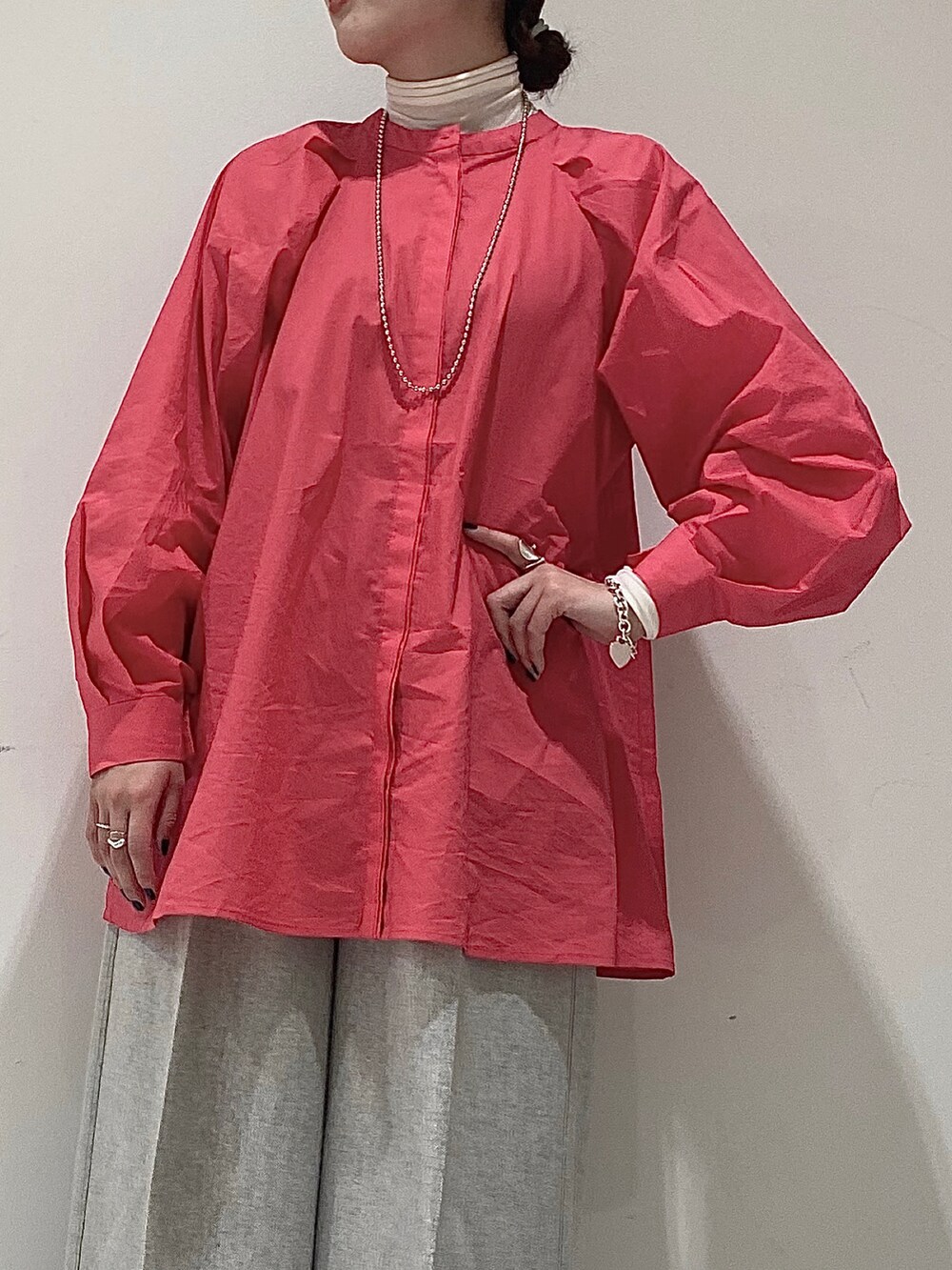 ピンク系のシャツ/ブラウス、グレー系のその他パンツ、グレー系のブーツを着用したレディースの冬コーディネートの2枚目の写真