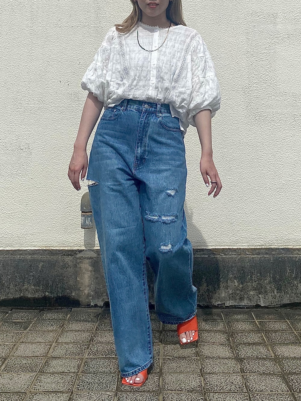 ホワイト系のシャツ/ブラウス、ブルー系のデニムパンツ、オレンジ系のサンダルを着用したレディースの春コーディネートの2枚目の写真