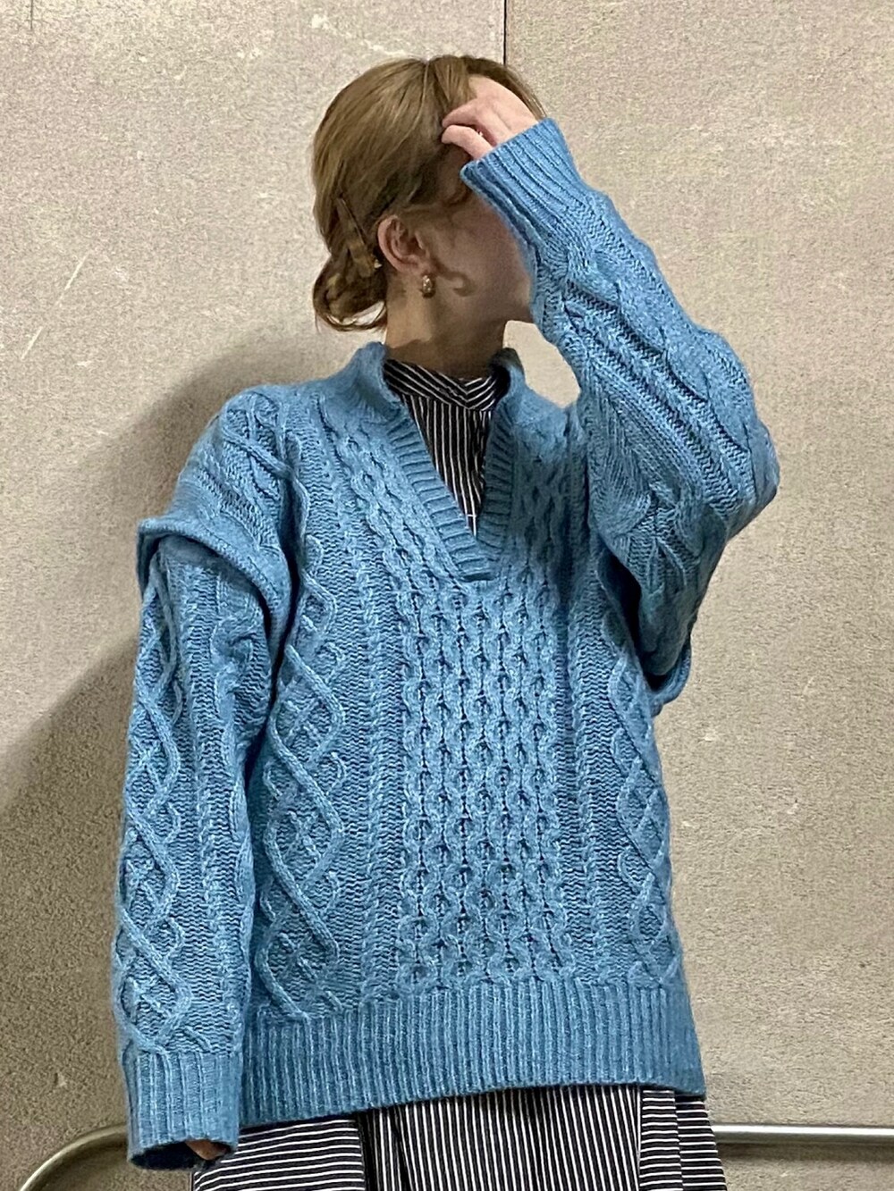 ブルー系のニット/セーター、ブラック系のワンピース、グレー系のブーツを着用したレディースの冬コーディネートの2枚目の写真