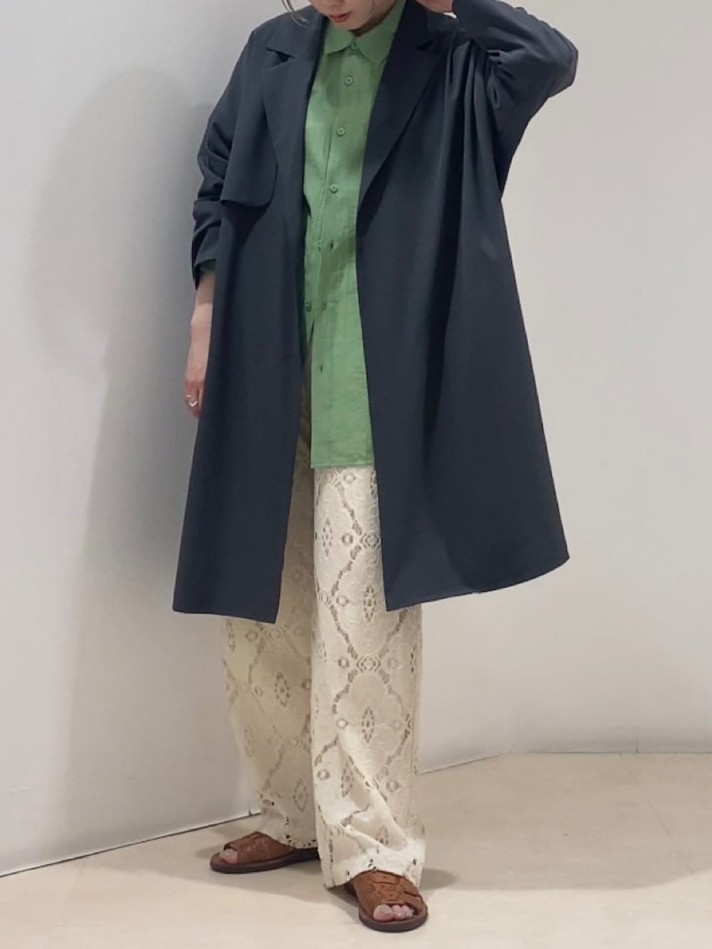 グレー系のその他アウター、グリーン系のシャツ/ブラウス、ホワイト系のその他パンツを着用したレディースの春コーディネートの2枚目の写真