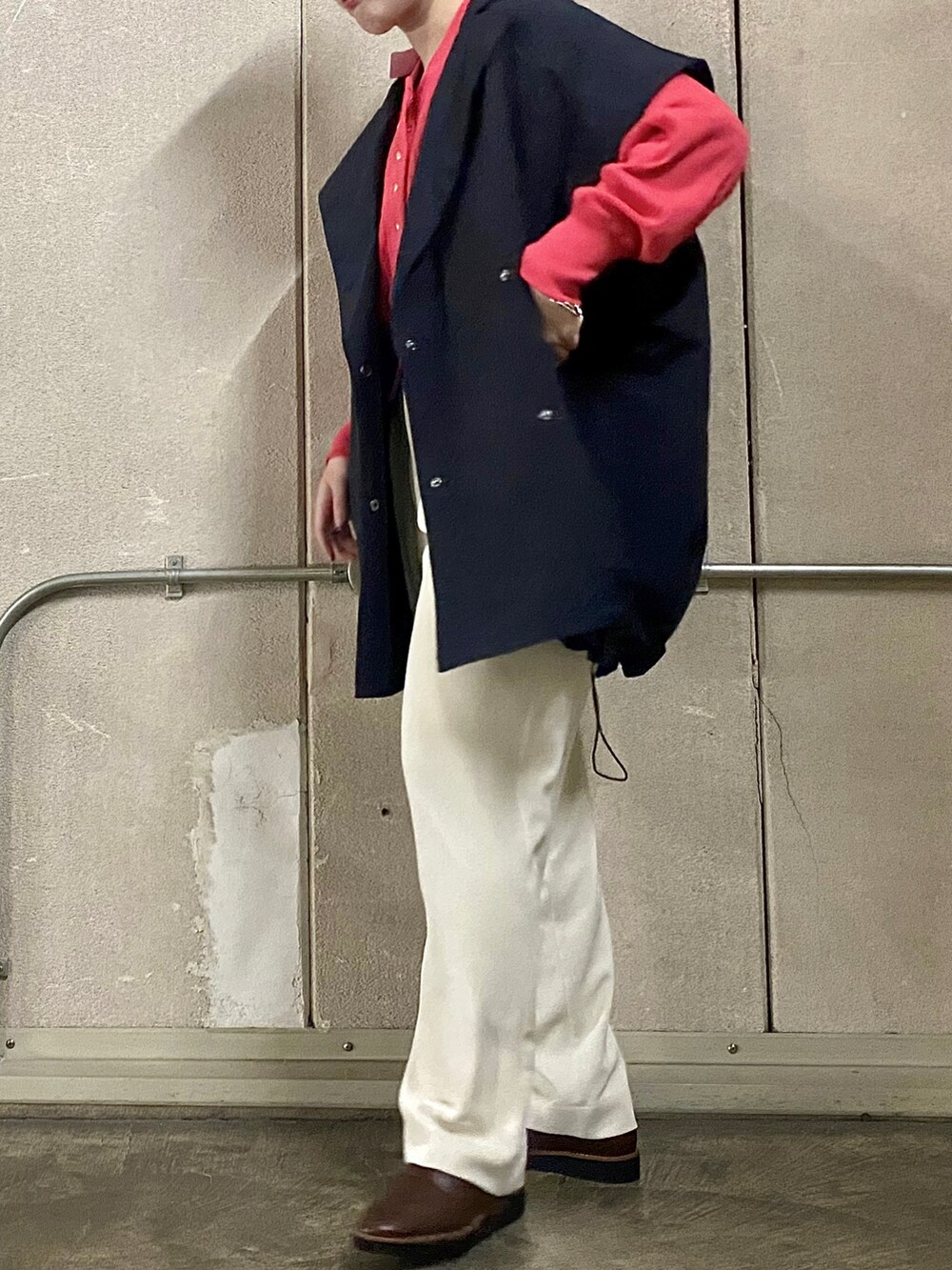 ブルー系のポンチョ、ピンク系のカーディガン/ボレロ、ホワイト系のその他パンツを着用したレディースの冬コーディネートの2枚目の写真