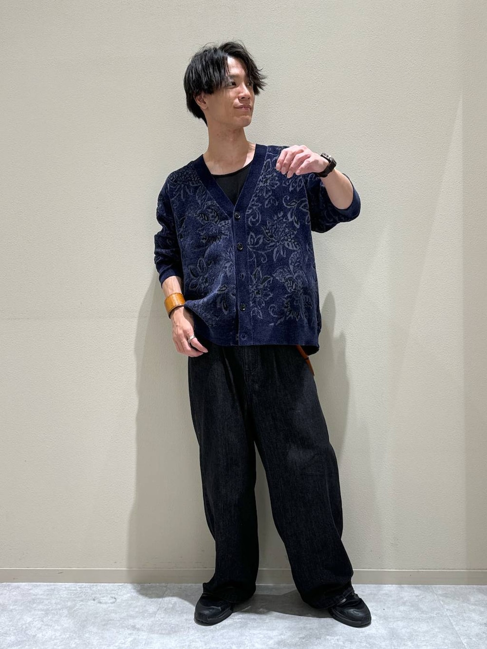 ブラック系のデニムパンツ、ブルー系のカーディガン/ボレロを着用したメンズの秋コーディネートの2枚目の写真