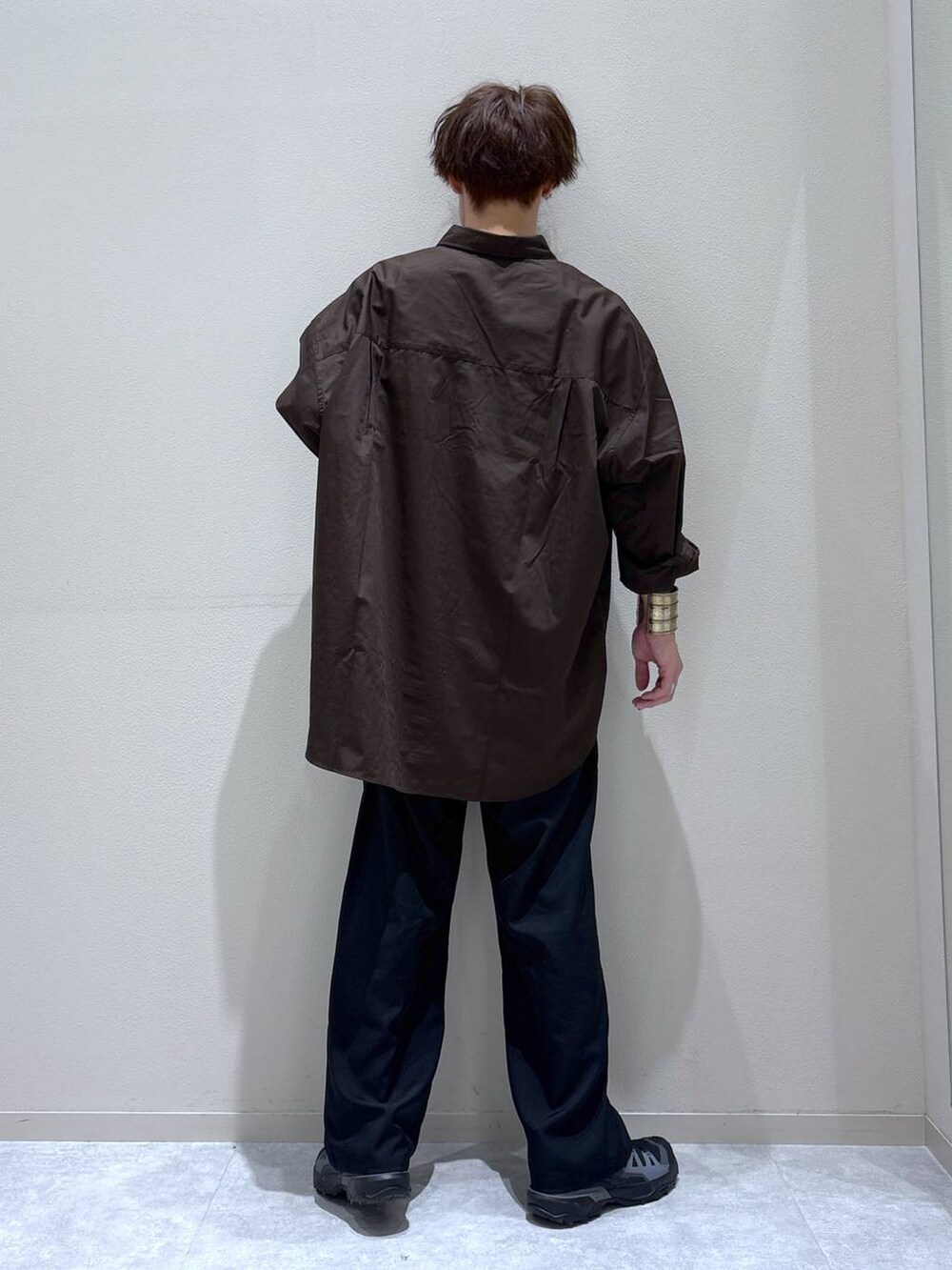 ブラック系のスラックス、ブラウン系のシャツ/ブラウスを着用したメンズの夏コーディネートの2枚目の写真