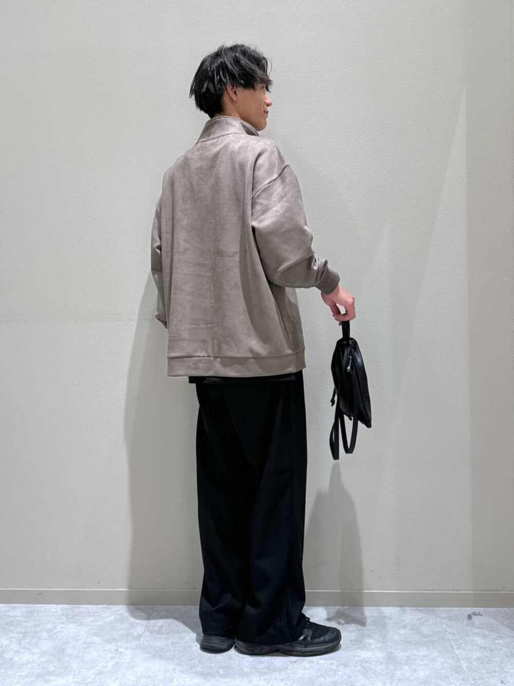 ブラック系のショルダーバッグ、ブラック系のその他パンツ、ベージュ系のスウェットを着用したメンズの秋コーディネートの2枚目の写真