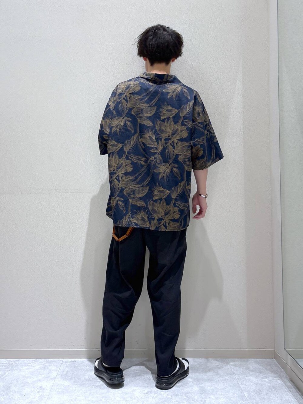 グレー系のその他パンツ、ブラック系のサンダル、ブルー系のシャツ/ブラウスを着用したメンズの春コーディネートの2枚目の写真