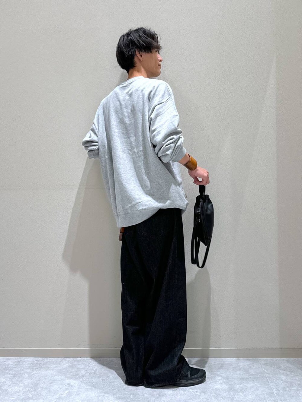 ブラック系のショルダーバッグ、ブラック系のその他パンツ、グレー系のスウェットを着用したメンズの秋コーディネートの3枚目の写真