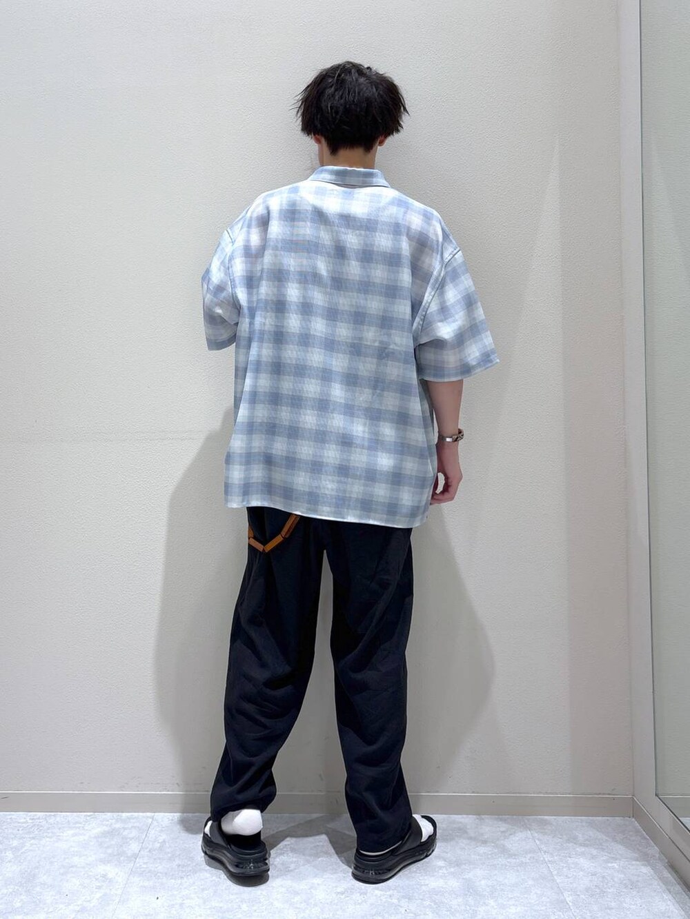 グレー系のその他パンツ、ブラック系のサンダル、グレー系のシャツ/ブラウスを着用したメンズの春コーディネートの2枚目の写真