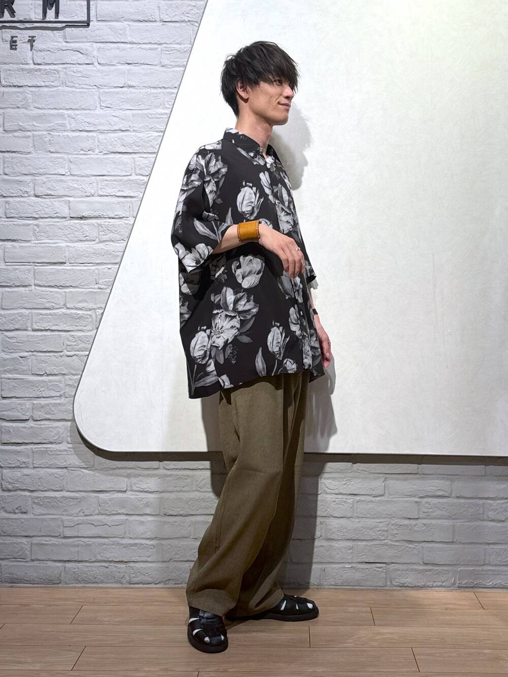 ブラック系のシャツ/ブラウス、ブラウン系のその他パンツを着用したメンズの夏コーディネートの2枚目の写真