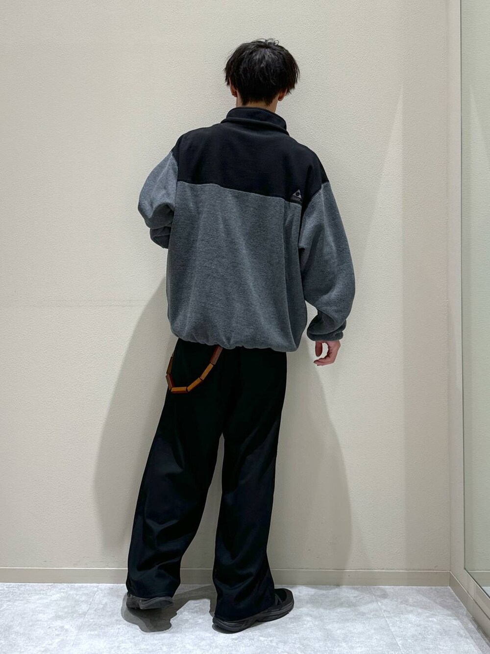 グレー系のTシャツ/カットソー、ブラック系のその他パンツを着用したメンズの秋コーディネートの3枚目の写真