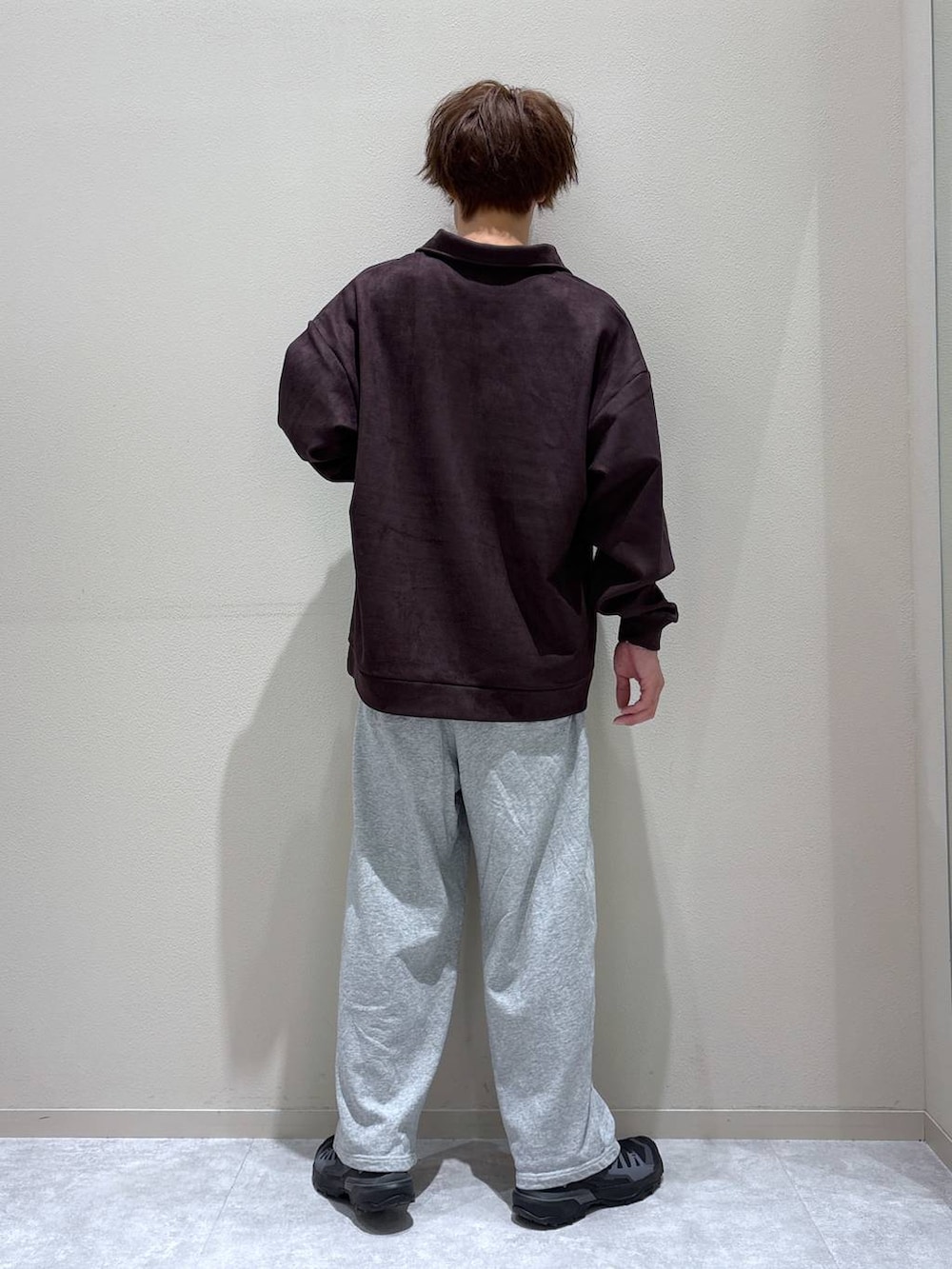 ブラック系のTシャツ/カットソー、グレー系のスウェットパンツ、ブラウン系のTシャツ/カットソーを着用したメンズの秋コーディネートの2枚目の写真