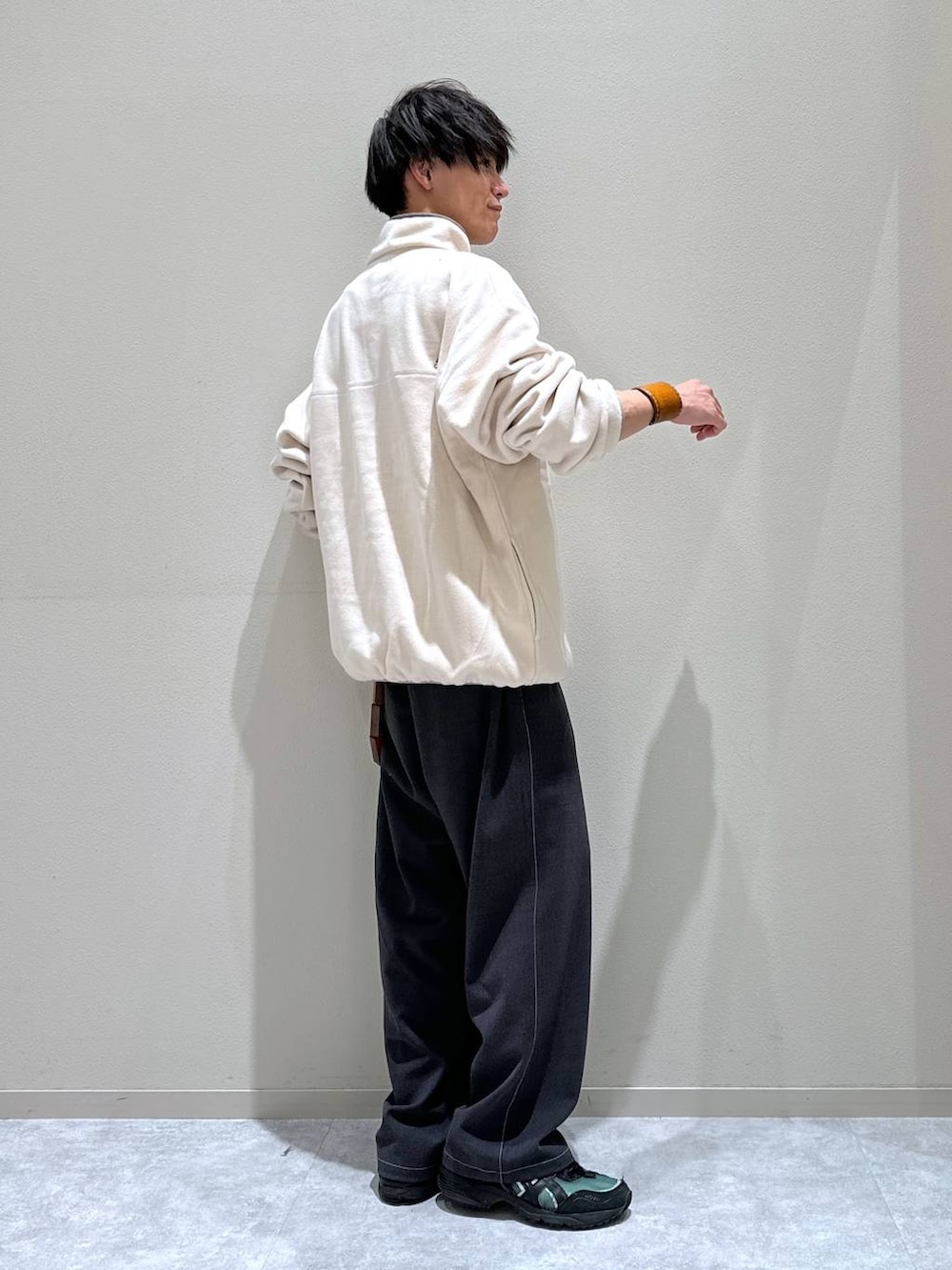 グレー系のデニムパンツ、ホワイト系のTシャツ/カットソーを着用したメンズの秋コーディネートの2枚目の写真