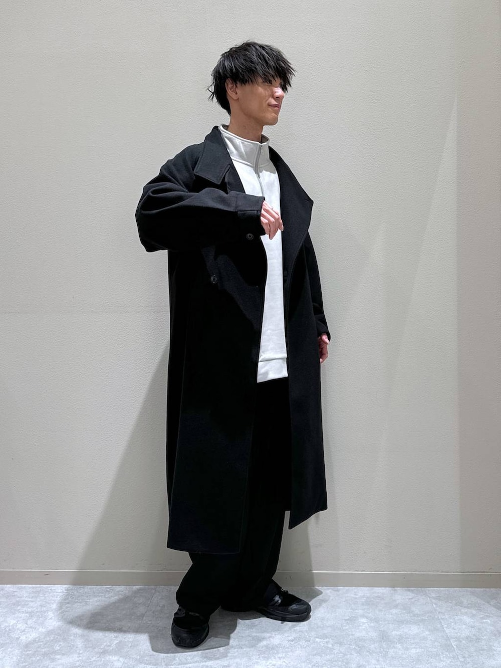 ブラック系のステンカラーコート、ブラック系のその他パンツ、グレー系のスウェットを着用したメンズの秋コーディネートの2枚目の写真