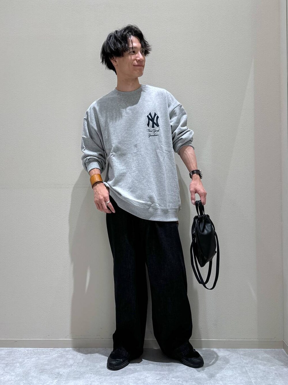 ブラック系のショルダーバッグ、ブラック系のその他パンツ、グレー系のスウェットを着用したメンズの秋コーディネートの2枚目の写真