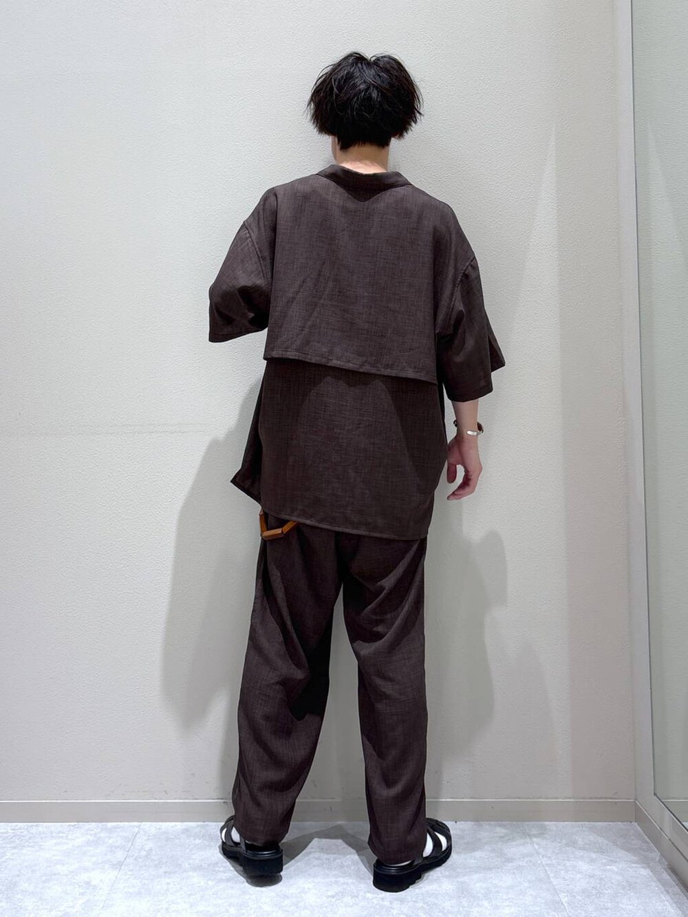 ブラック系のサンダル、ブラウン系のシャツ/ブラウス、ブラウン系のその他パンツを着用したメンズの夏コーディネートの2枚目の写真