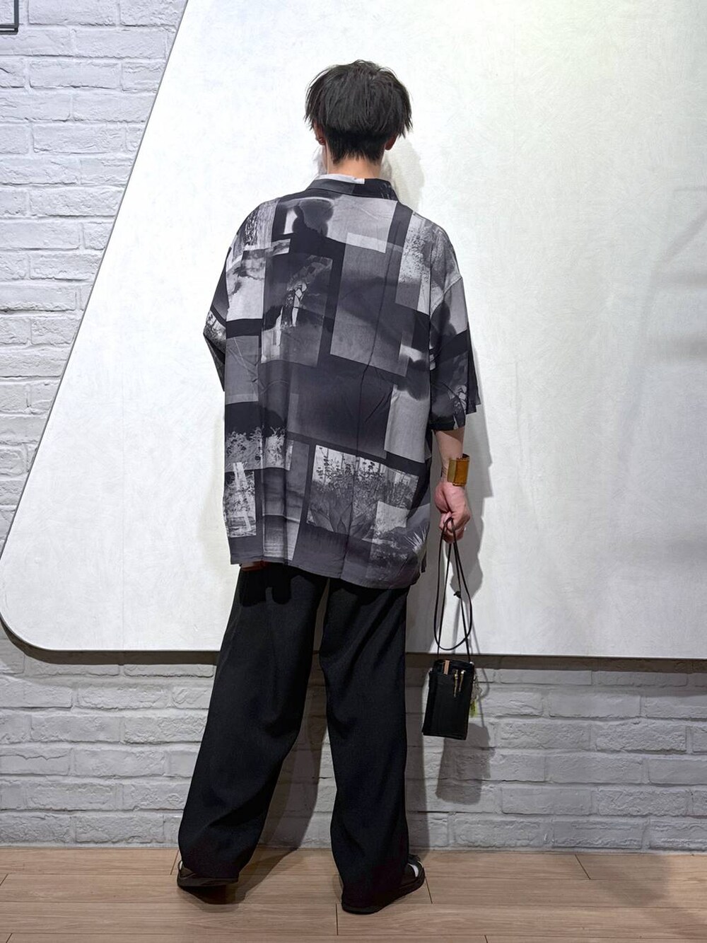 ブルー系のシャツ/ブラウス、ブラック系のその他パンツを着用したメンズの夏コーディネートの3枚目の写真