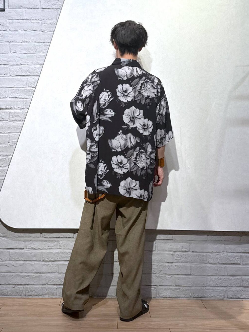 ブラック系のシャツ/ブラウス、ブラウン系のその他パンツを着用したメンズの夏コーディネートの3枚目の写真