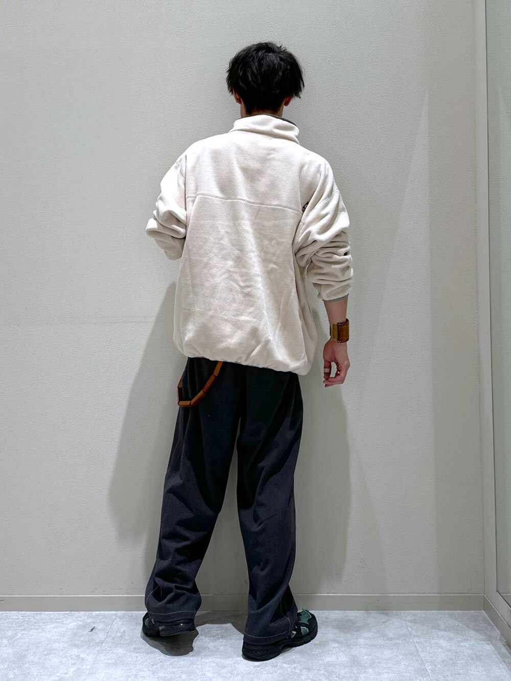 グレー系のデニムパンツ、ホワイト系のTシャツ/カットソーを着用したメンズの秋コーディネートの3枚目の写真