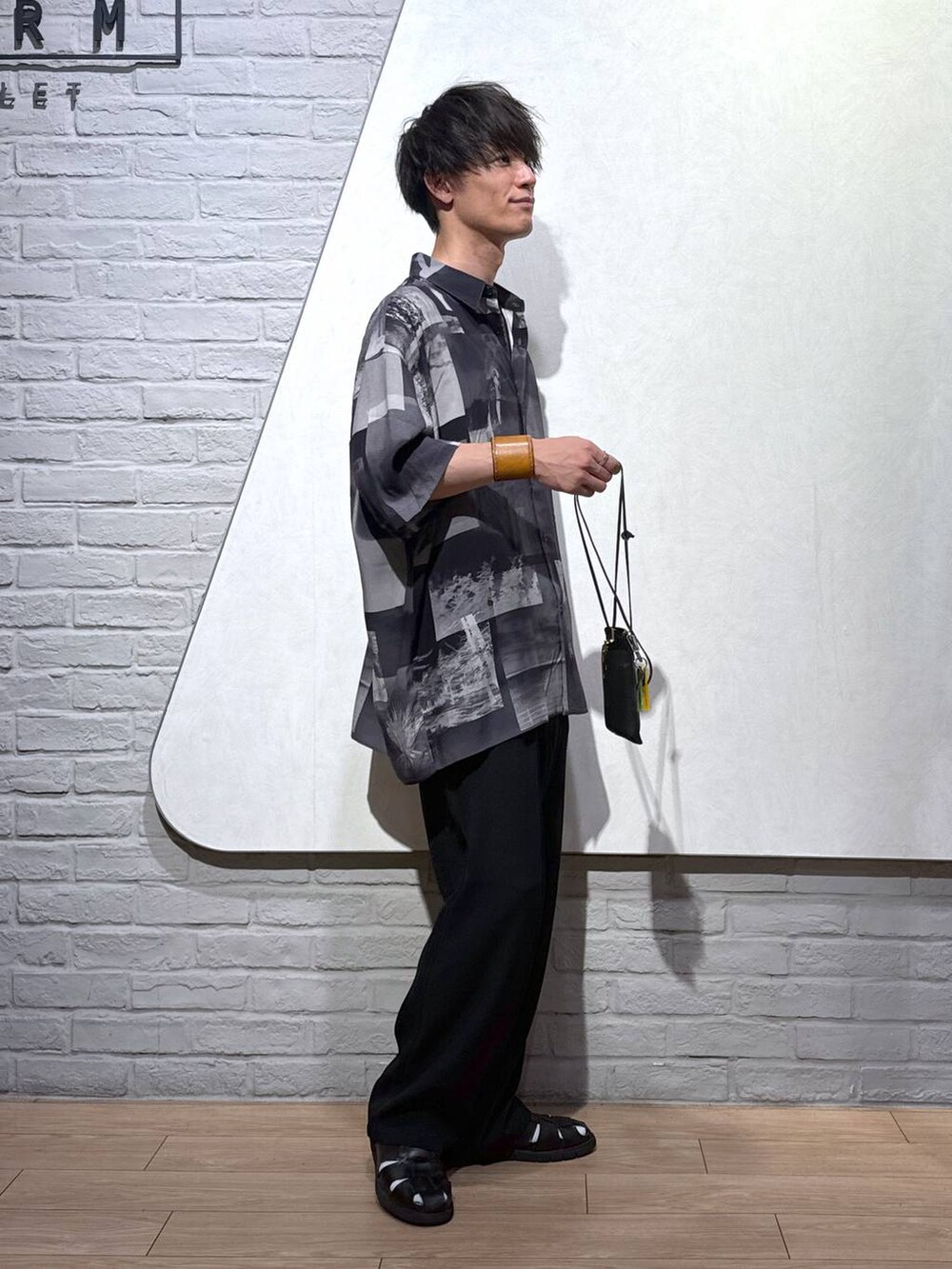 ブルー系のシャツ/ブラウス、ブラック系のその他パンツを着用したメンズの夏コーディネートの2枚目の写真