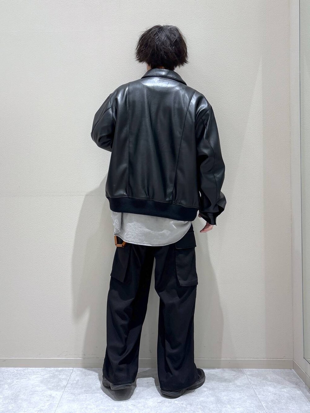 ブラック系のカーゴパンツ、ブラック系のブルゾン、グレー系のシャツ/ブラウスを着用したメンズの冬コーディネートの2枚目の写真