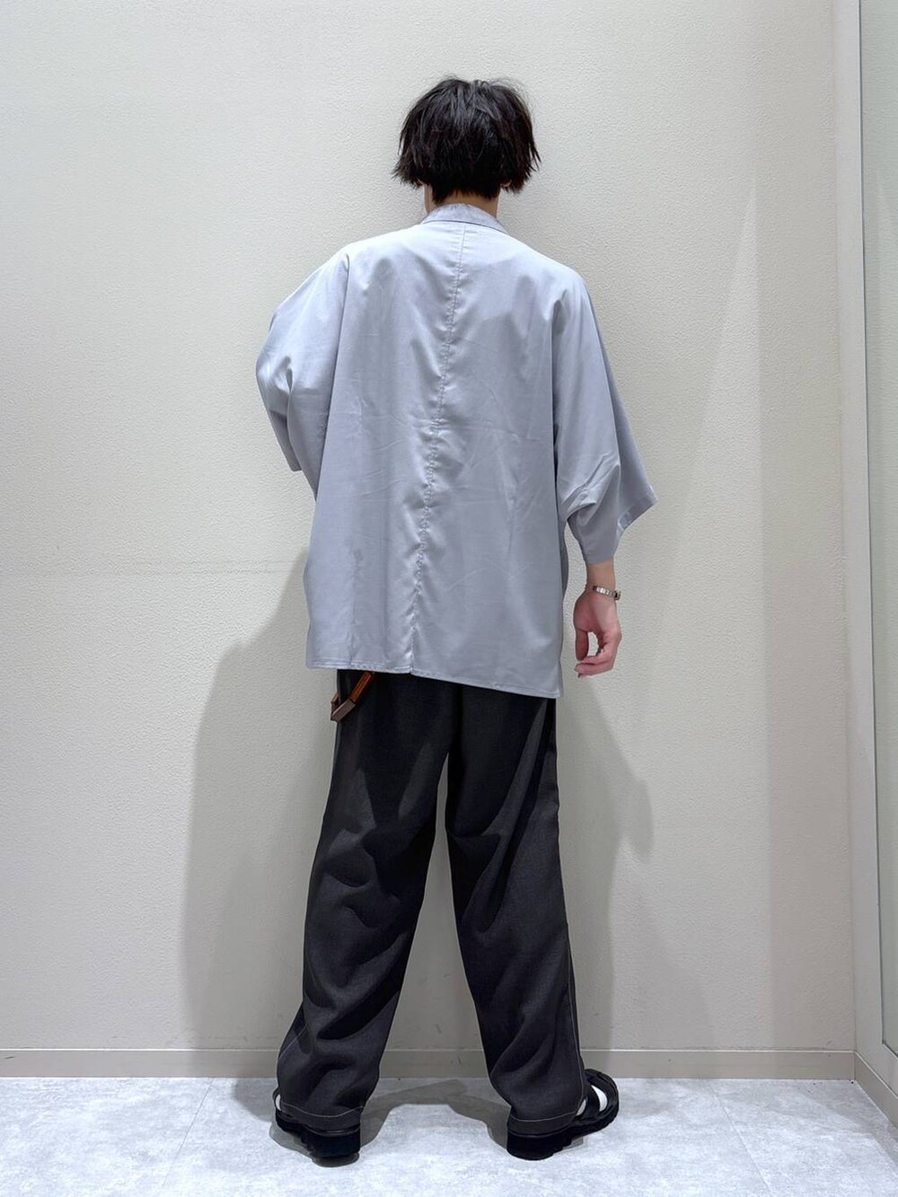 グレー系のその他パンツ、グレー系のシャツ/ブラウス、ブラック系のTシャツ/カットソーを着用したメンズの夏コーディネートの3枚目の写真
