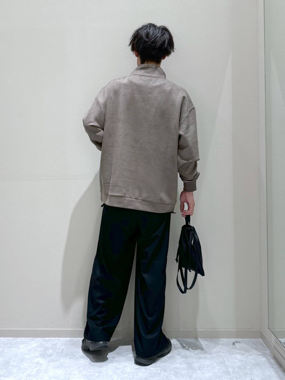ブラック系のショルダーバッグ、ブラック系のその他パンツ、ベージュ系のスウェットを着用したメンズの秋コーディネートの3枚目の写真