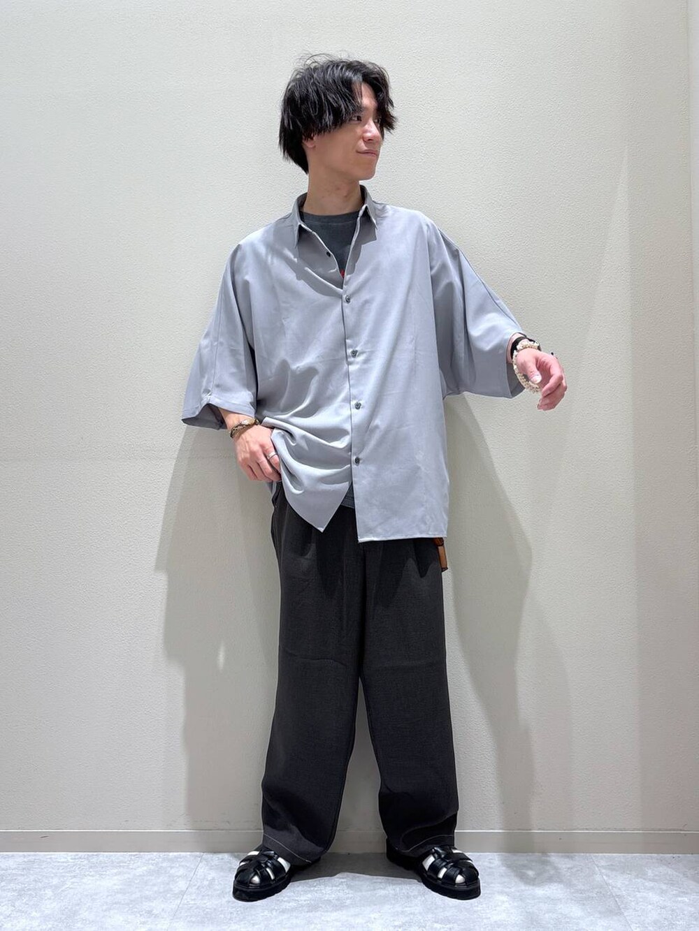 グレー系のその他パンツ、グレー系のシャツ/ブラウス、ブラック系のTシャツ/カットソーを着用したメンズの夏コーディネートの2枚目の写真