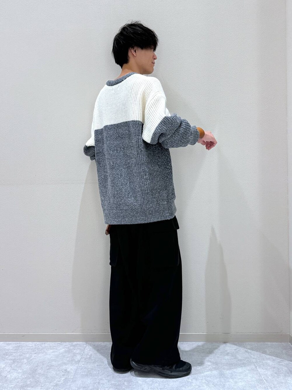 ブラック系のカーゴパンツ、ホワイト系のTシャツ/カットソーを着用したメンズの秋コーディネートの2枚目の写真