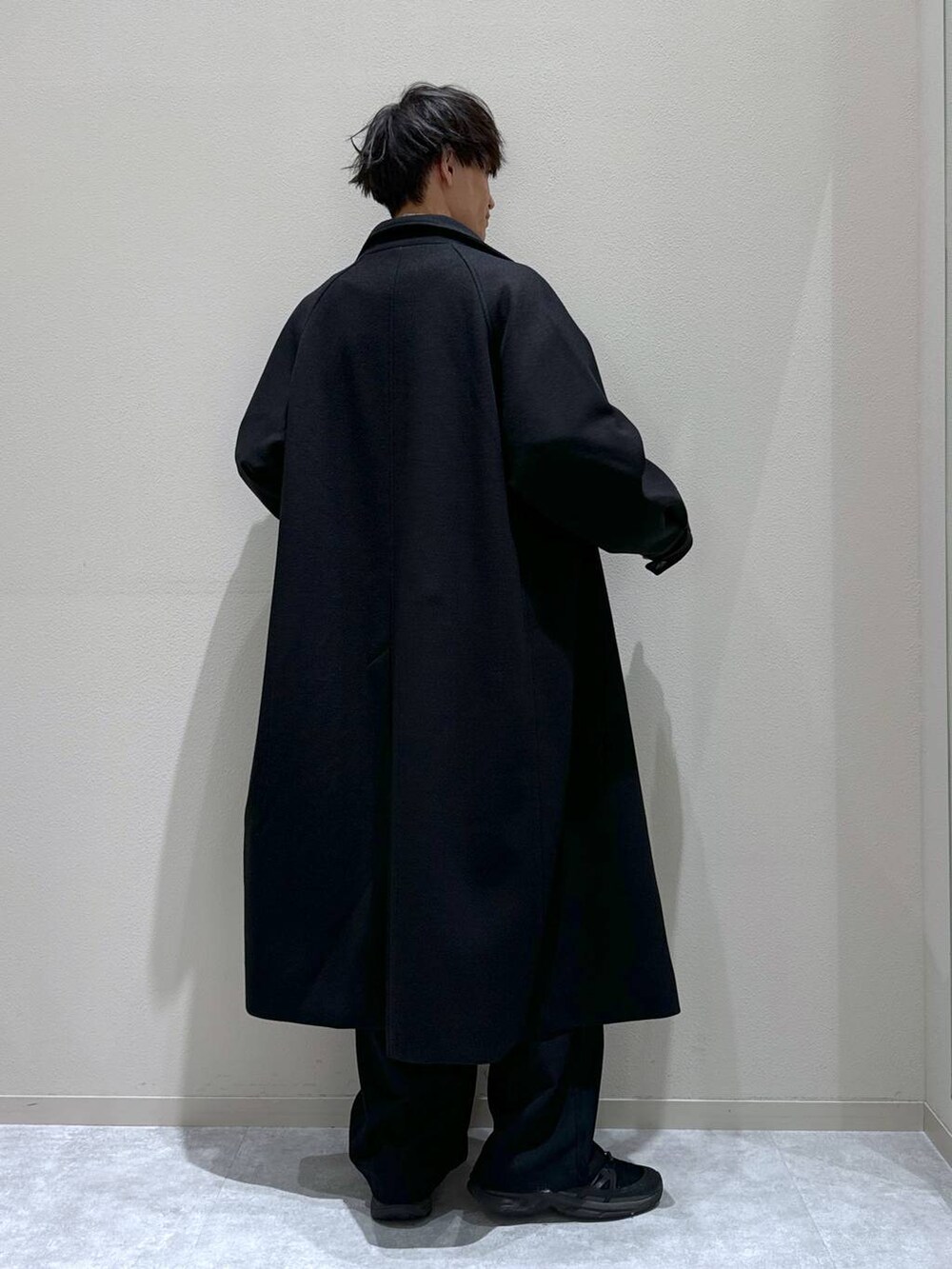 ブラック系のステンカラーコート、ブラック系のその他パンツ、グレー系のスウェットを着用したメンズの秋コーディネートの3枚目の写真