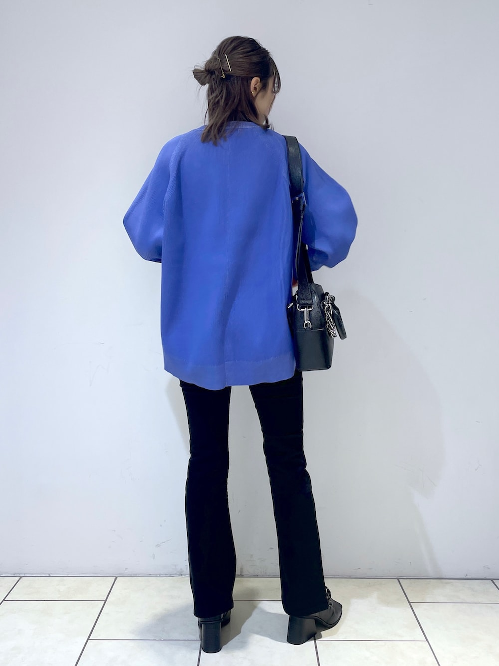 ブラック系のTシャツ/カットソー、パープル系のカーディガン/ボレロ、ブラック系のデニムパンツを着用したレディースの春コーディネートの3枚目の写真