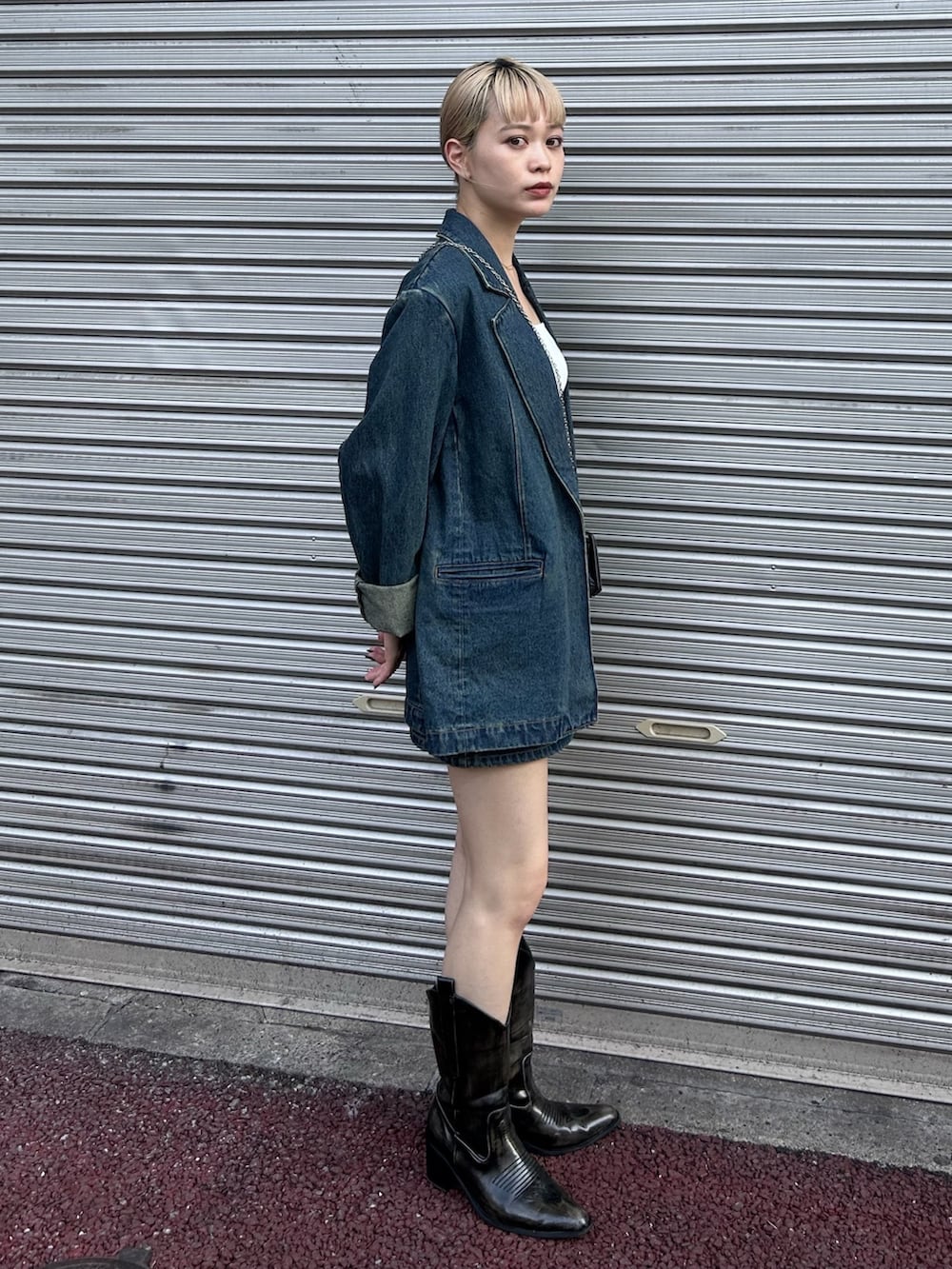 ブルー系のデニムジャケット、ブルー系のデニムスカートを着用したレディースの秋コーディネートの2枚目の写真