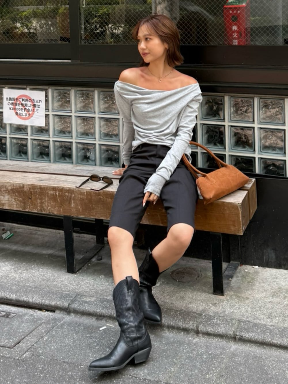 グレー系のTシャツ/カットソー、ブラック系のスラックスを着用したレディースの夏コーディネートの2枚目の写真