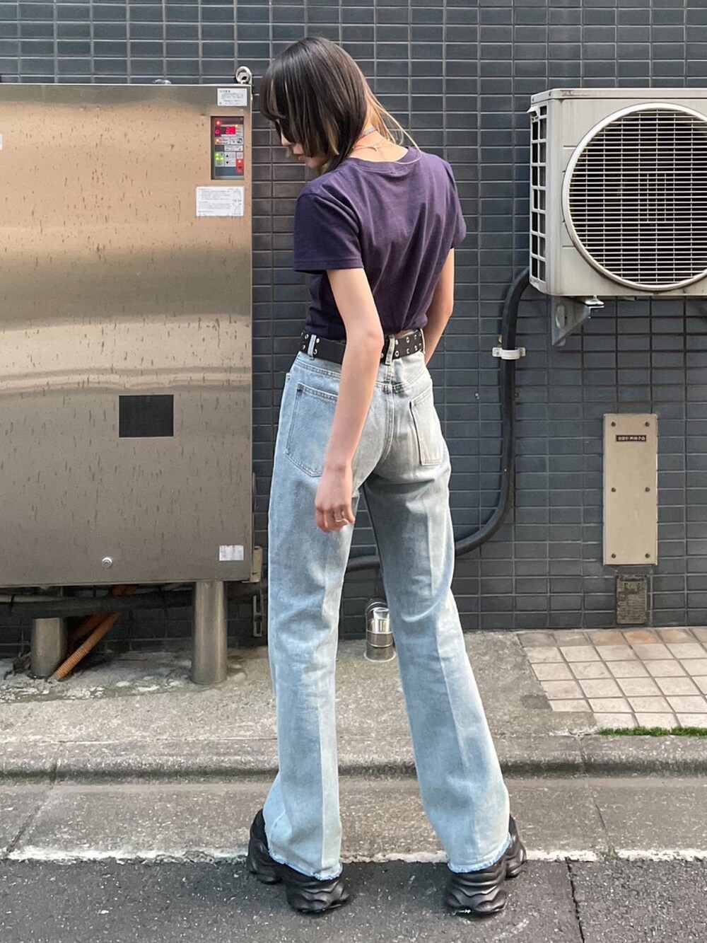 ブルー系のデニムパンツ、ブラック系のスニーカー、ブルー系のTシャツ/カットソーを着用したレディースの春コーディネートの2枚目の写真