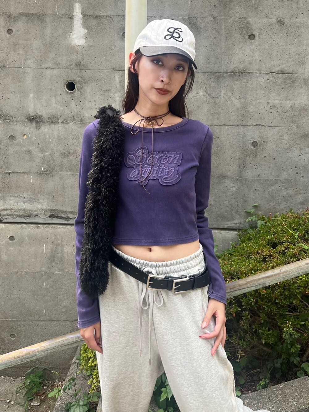 パープル系のTシャツ/カットソー、ブラック系のキャップ、ブラウン系のチョーカーを着用したレディースの夏コーディネートの2枚目の写真