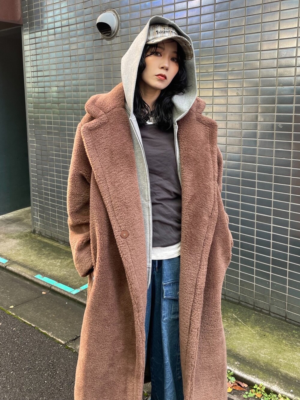 ブラウン系のその他アウター、ブルー系のデニムパンツを着用したレディースの秋コーディネートの5枚目の写真