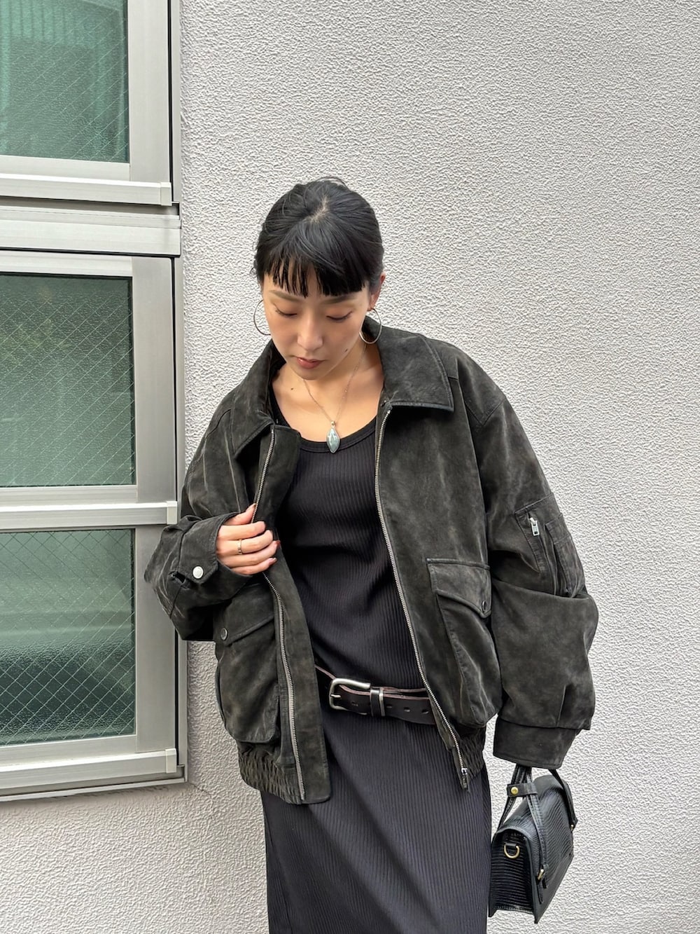 ブラック系のブルゾンを着用したレディースの秋コーディネートの2枚目の写真