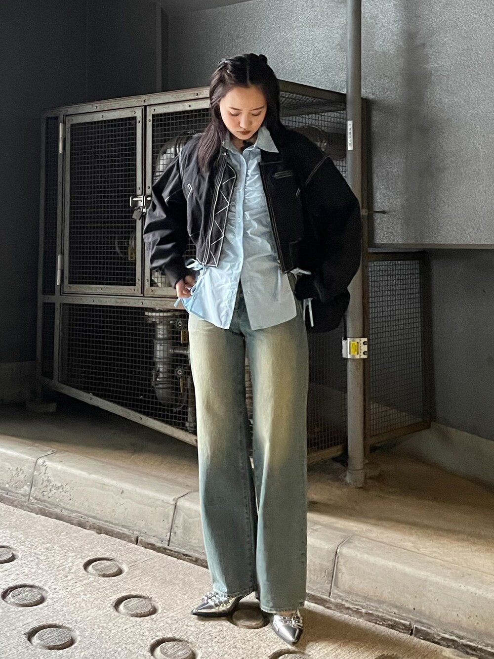 ブルー系のシャツ/ブラウス、ブラック系のブルゾン、シルバー系のサンダルを着用したレディースの冬コーディネートの3枚目の写真