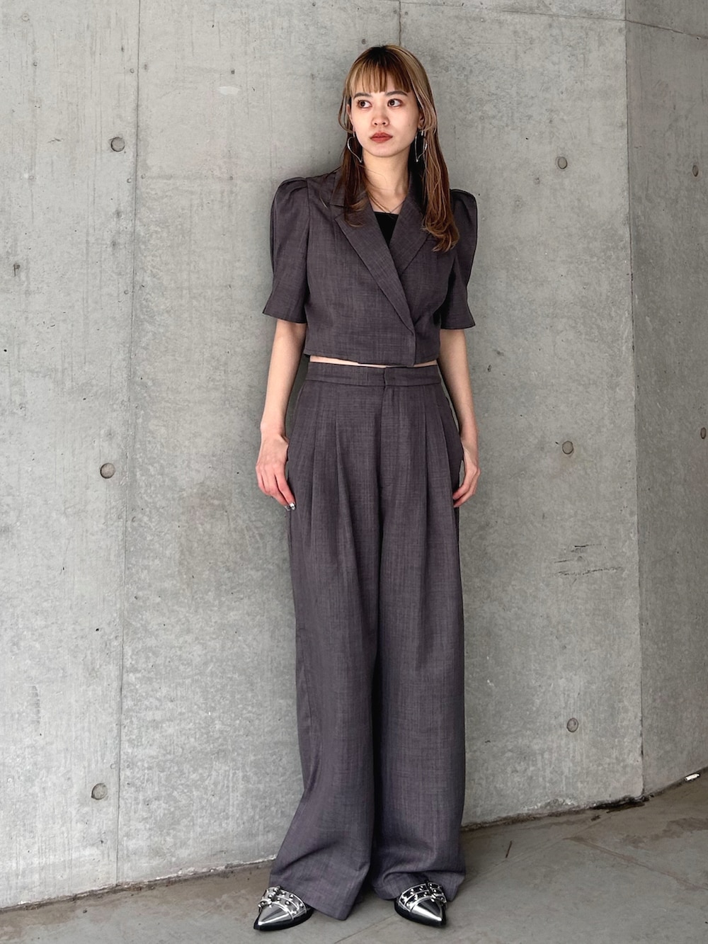 グレー系のつなぎ/オールインワン、シルバー系のサンダルを着用したレディースの春コーディネートの2枚目の写真