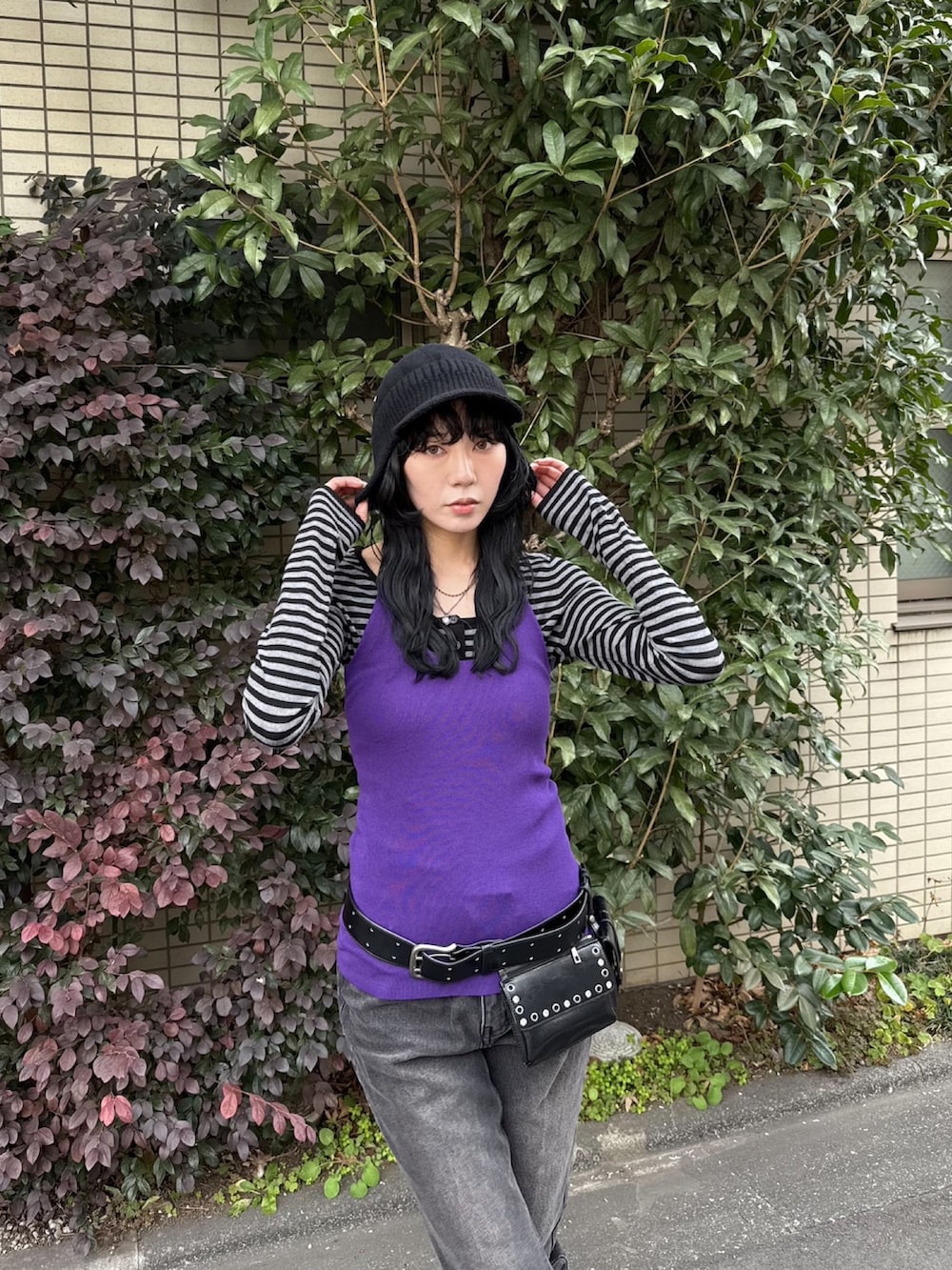 パープル系のキャミソール、ブラック系のTシャツ/カットソー、ブラック系のボディバッグ/ウエストポーチを着用したレディースの春コーディネートの3枚目の写真