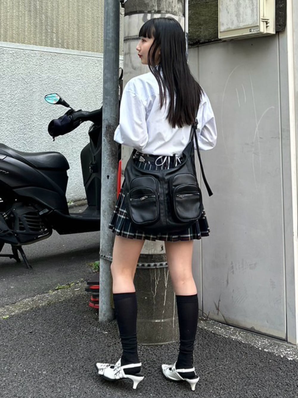 ブルー系のシャツ/ブラウス、その他のスカート、ホワイト系のサンダルを着用したレディースの春コーディネートの2枚目の写真