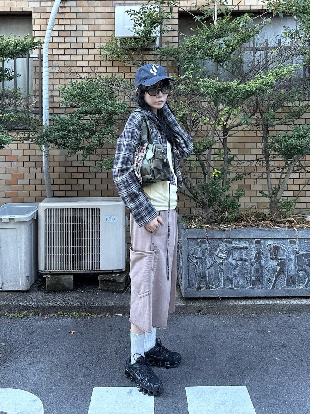 ブラック系のシャツ/ブラウス、ブルー系のTシャツ/カットソー、ブラウン系のスウェットパンツを着用したレディースの春コーディネートの2枚目の写真