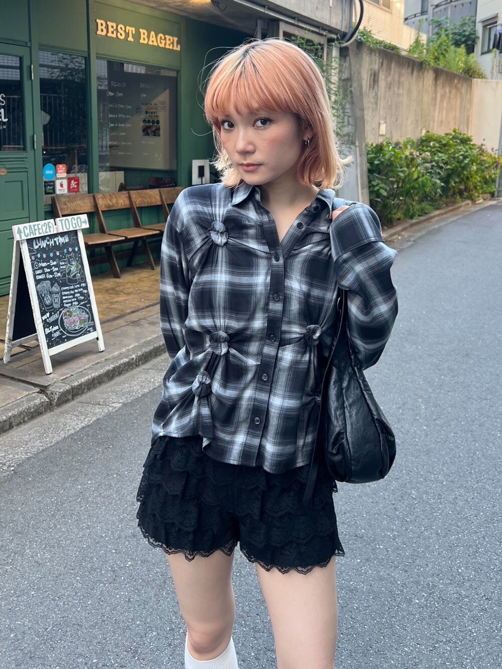 ブラック系のシャツ/ブラウス、ブラック系のスラックス、ブラック系のスニーカーを着用したレディースの夏コーディネートの5枚目の写真